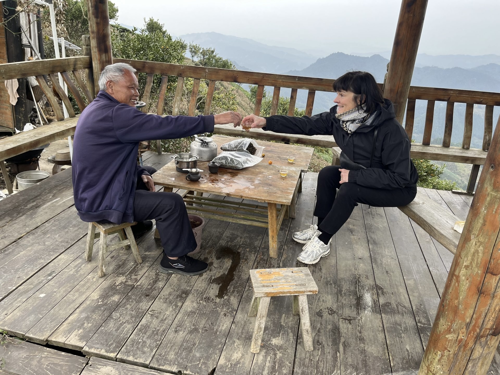 Teeverkostung mit einem Teebauern auf einer Bergterrasse in China